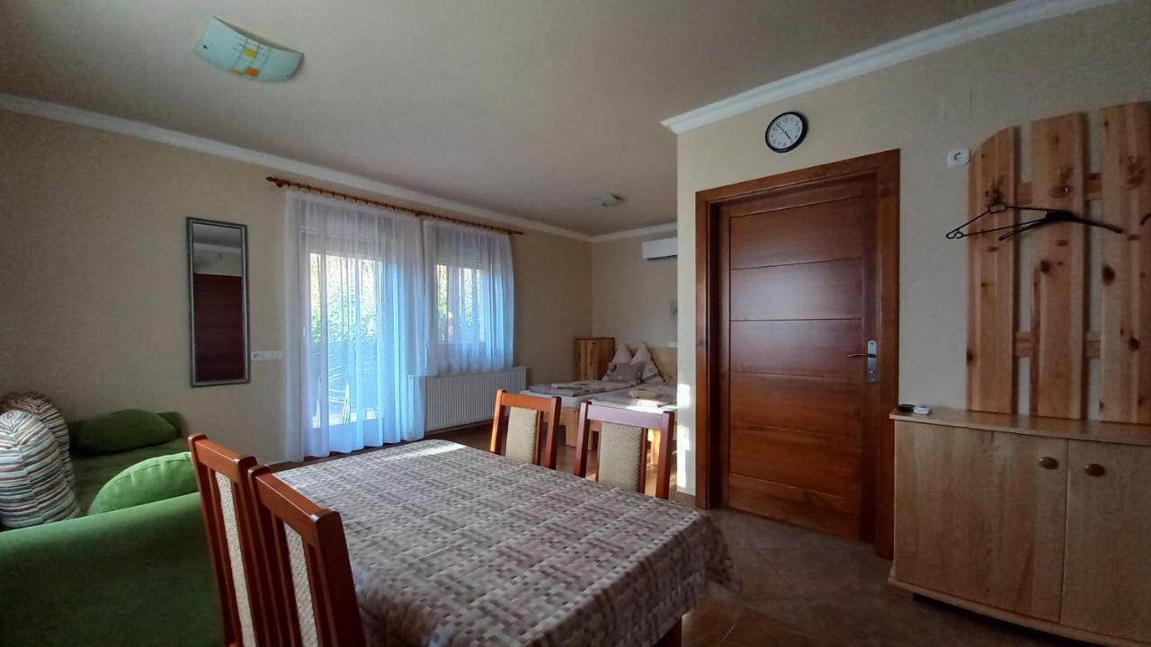Nefelejcs Fagyizó és Apartmanház Kistolmacs Esterno foto