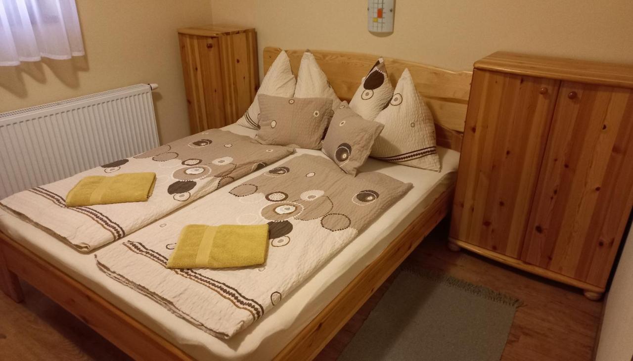 Nefelejcs Fagyizó és Apartmanház Kistolmacs Esterno foto