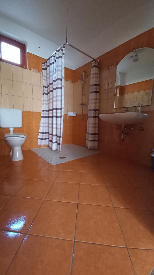 Nefelejcs Fagyizó és Apartmanház Kistolmacs Esterno foto