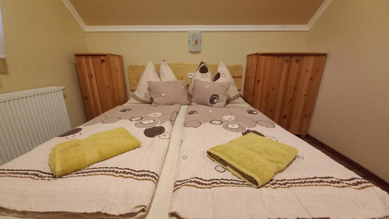 Nefelejcs Fagyizó és Apartmanház Kistolmacs Esterno foto