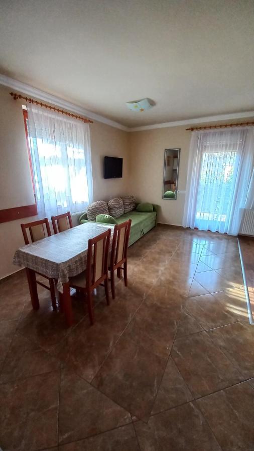 Nefelejcs Fagyizó és Apartmanház Kistolmacs Esterno foto