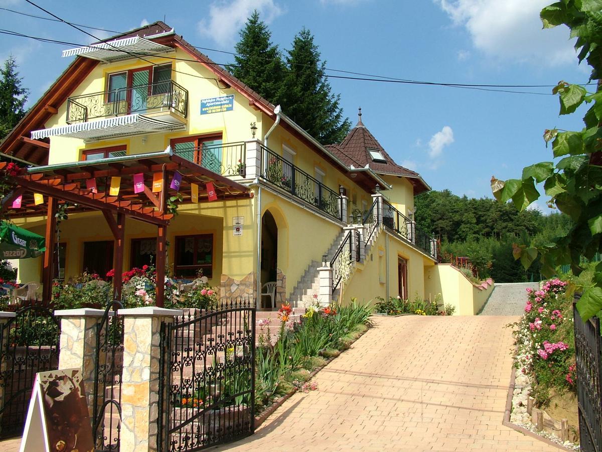 Nefelejcs Fagyizó és Apartmanház Kistolmacs Esterno foto