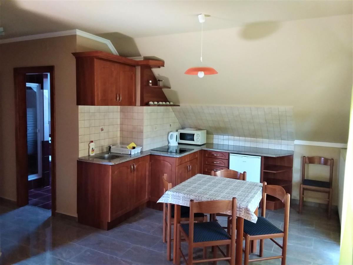 Nefelejcs Fagyizó és Apartmanház Kistolmacs Esterno foto