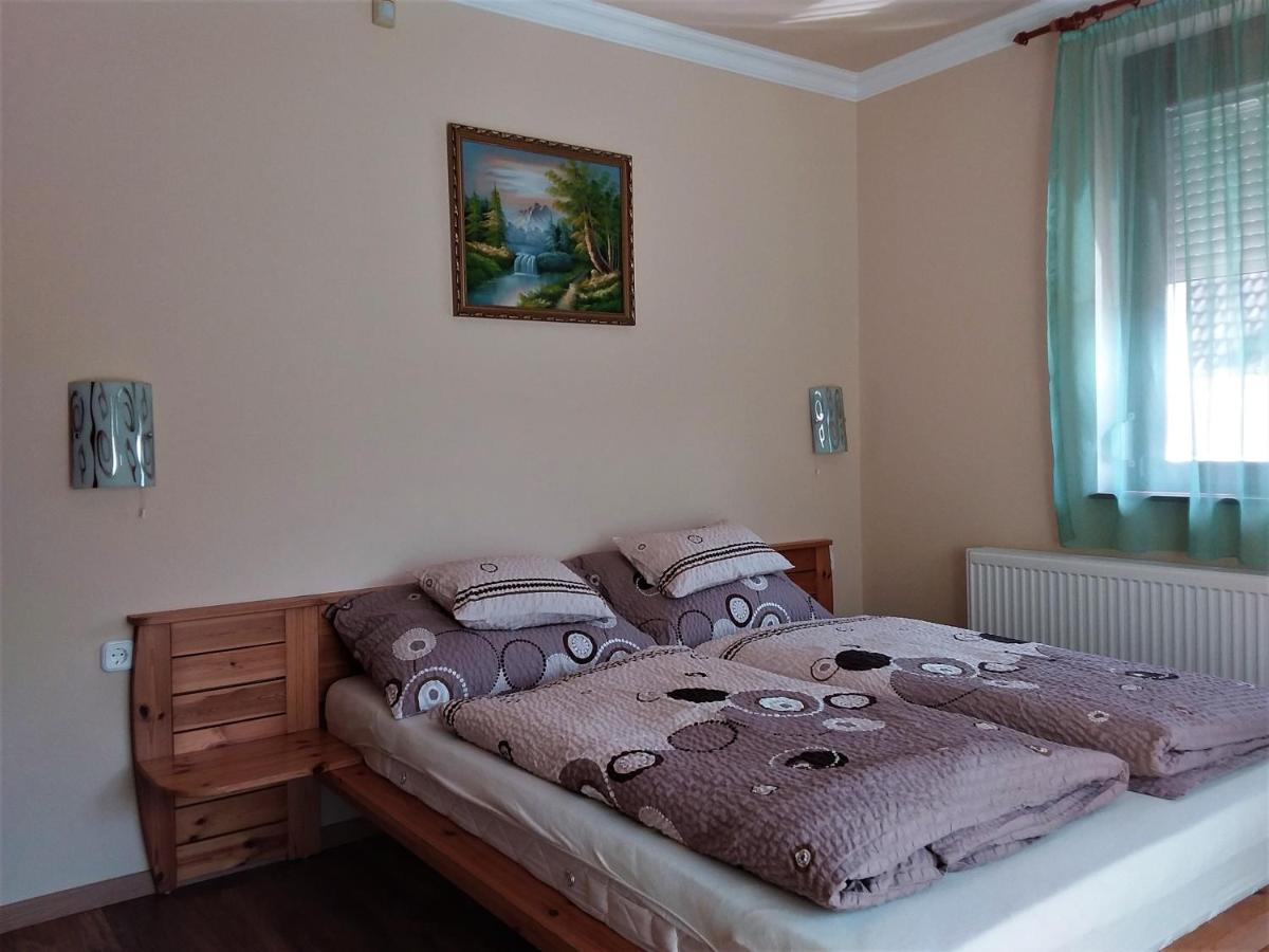 Nefelejcs Fagyizó és Apartmanház Kistolmacs Esterno foto