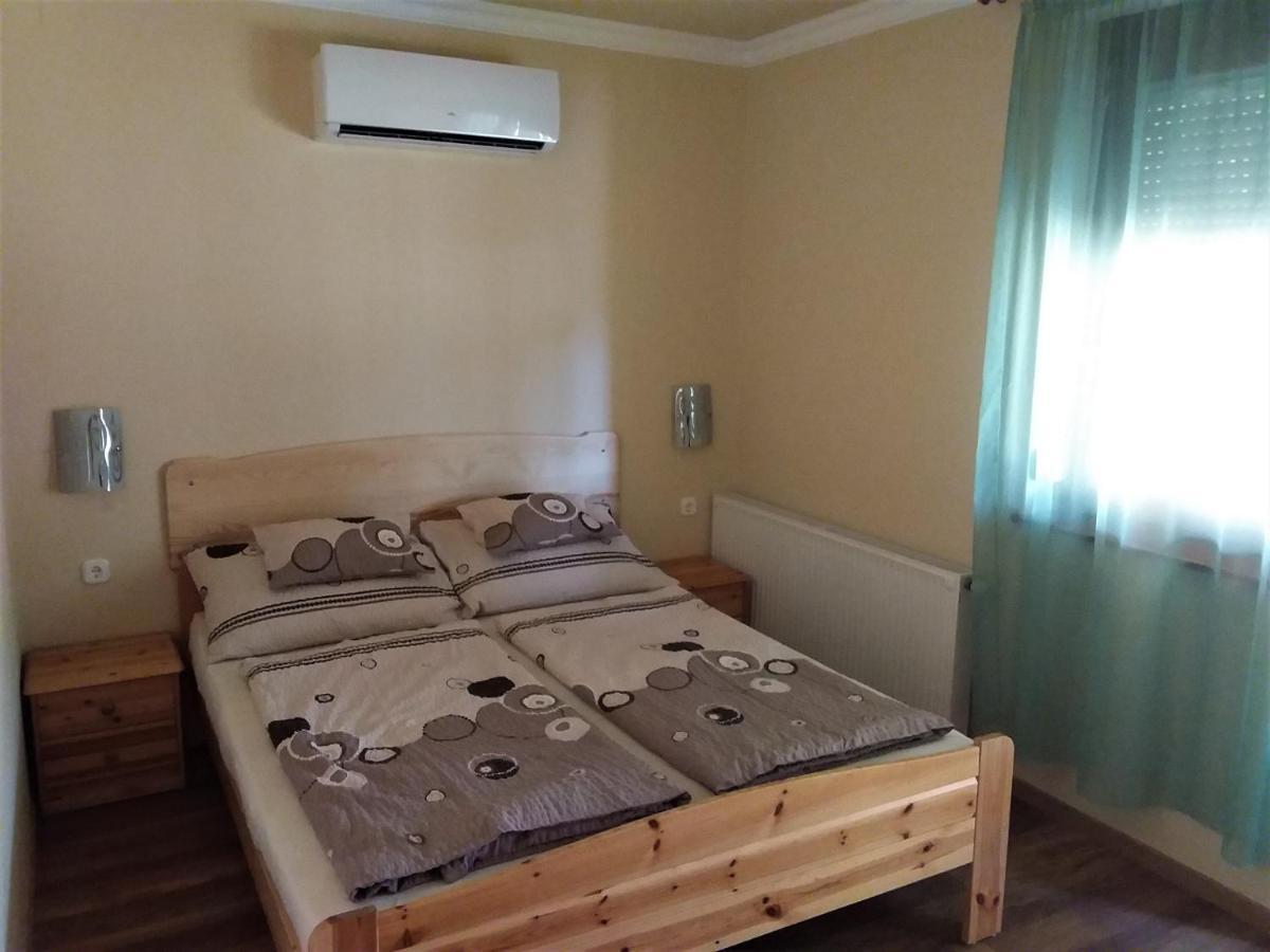 Nefelejcs Fagyizó és Apartmanház Kistolmacs Esterno foto