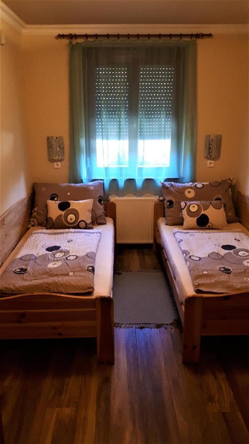 Nefelejcs Fagyizó és Apartmanház Kistolmacs Esterno foto