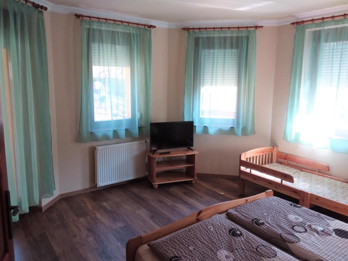 Nefelejcs Fagyizó és Apartmanház Kistolmacs Esterno foto