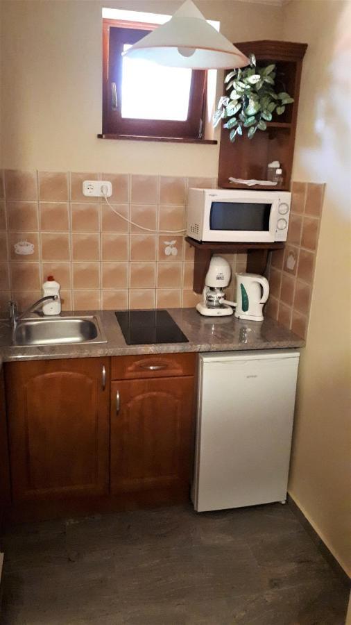 Nefelejcs Fagyizó és Apartmanház Kistolmacs Esterno foto